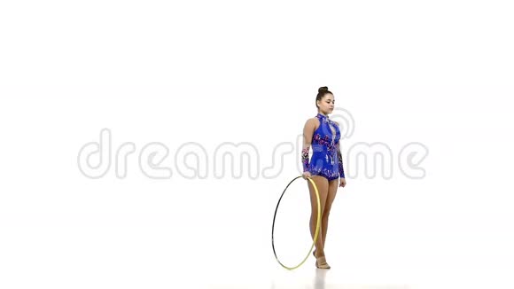 年轻漂亮女子体操运动员的肖像视频的预览图