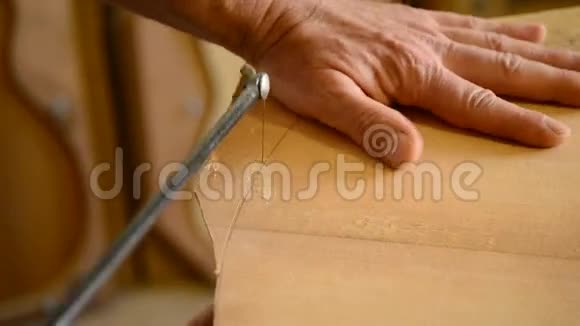 卢蒂尔用钢锯切割弗拉门戈吉他视频的预览图