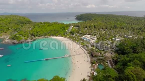 在海滩上空飞行高拉查叶岛视频的预览图