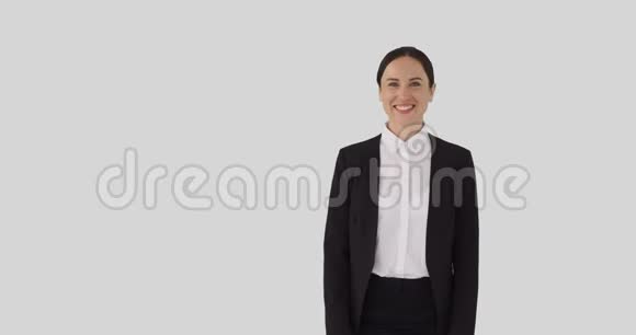 女商人指着白色背景视频的预览图