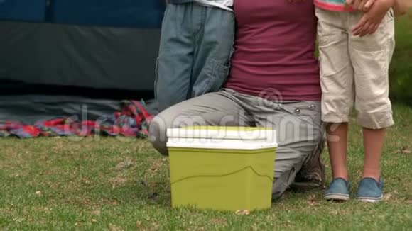 露营旅行的快乐家庭视频的预览图