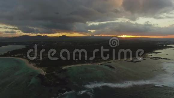 日落时毛里求斯岛全景鸟瞰视频的预览图