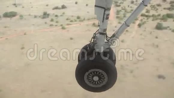 飞机降落在机场跑道上视频的预览图