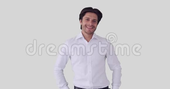 白人背景的快乐商人视频的预览图