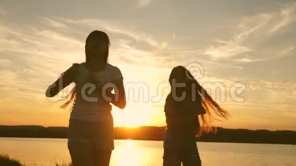 青少年女朋友假日迪斯科湖边的派对孩子们跳舞快乐的女孩在海滩上跳舞美丽的女孩视频的预览图