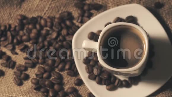 咖啡杯和咖啡豆视频的预览图