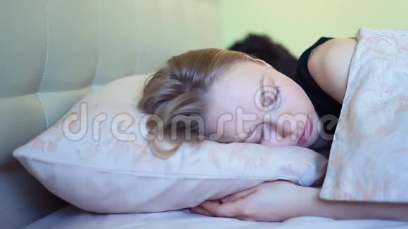 年轻女子和躺在床上的男朋友说话视频的预览图