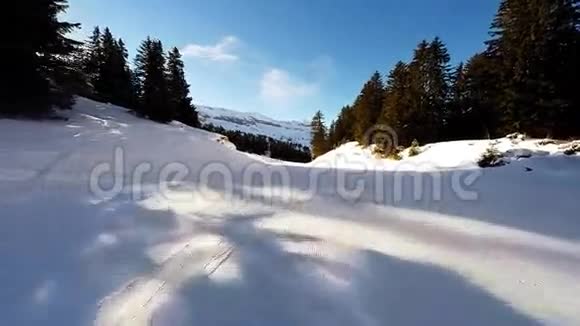 在法国阿尔卑斯山的阳光明媚的日子里一个滑雪者沿着一条艰难的滑雪道视频的预览图