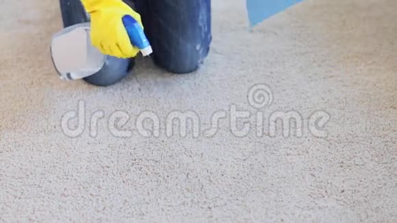 戴手套的女人用抹布清洗地毯或地毯视频的预览图