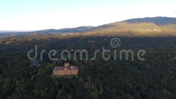 空中射击华丽的意大利Sammezzano城堡中世纪建筑用无人机拍摄4K视频的预览图