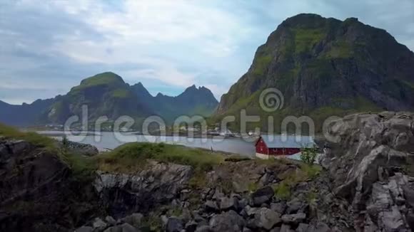 挪威小村庄的鸟瞰图视频的预览图