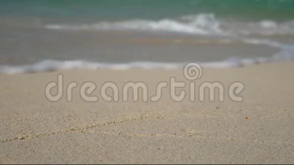 4K柔和的海浪清澈的海水在白沙滩上与复制空间面积夏季海滨度假背景视频的预览图
