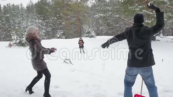 一家人在冬天打雪球视频的预览图