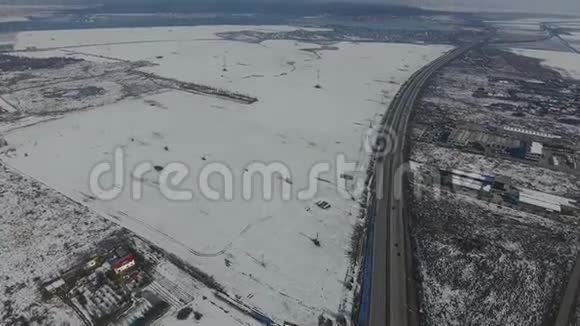 从上面看到的高速公路冬天下雪视频的预览图