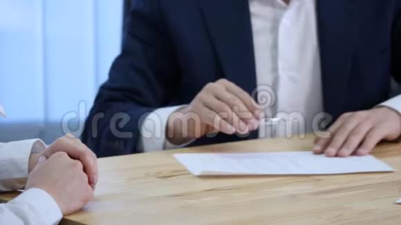 客户签署文件并拿到车钥匙视频的预览图