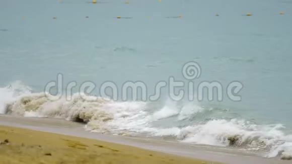强大的波浪沿着海岸断裂视频的预览图