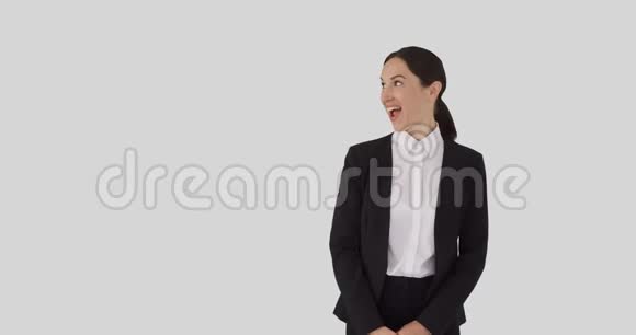 快乐女商人指着白色背景视频的预览图
