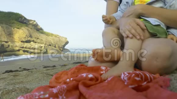 母亲和儿子在美丽的海滩上度过时光视频的预览图