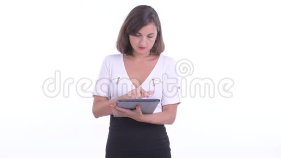快乐美丽的女商人用数码平板电脑思考视频的预览图