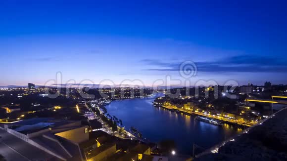 多罗河和葡萄牙波尔图市的夜景视频的预览图