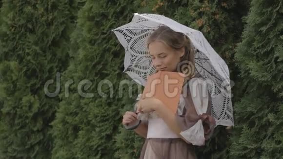 女孩站在伞下看书视频的预览图