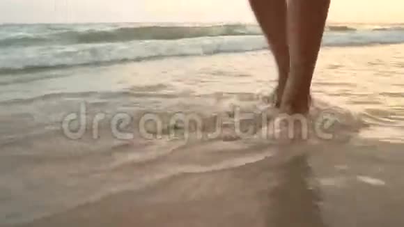 年轻女子的脚海滨视频的预览图
