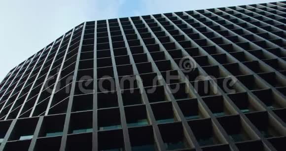 公司大楼摩天大楼的天空反射视频的预览图