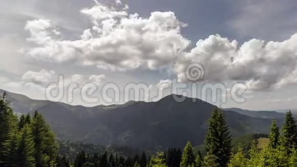 喀尔巴阡山夏季蓝天白云景观视频的预览图