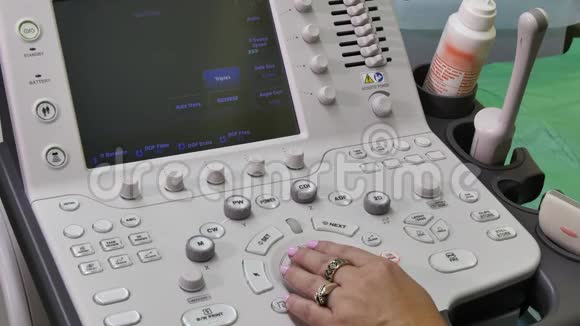 手的妇女和超声检查医疗设备视频的预览图