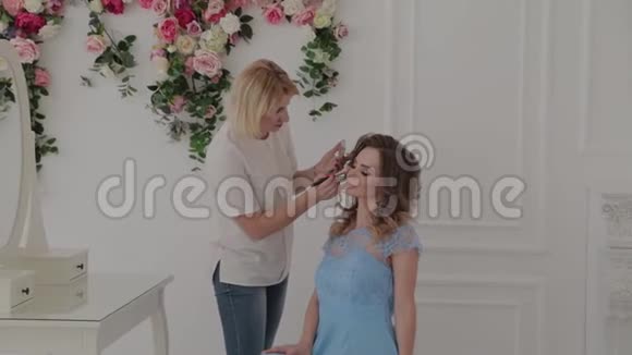 漂亮的年轻女孩做化妆师视频的预览图