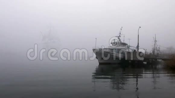 帆船满载而归雾客船视频的预览图