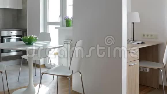 斯堪的纳维亚风格的新公寓现代厨房内部运动全景图视频的预览图