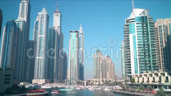 晴天迪拜码头4k视频的预览图