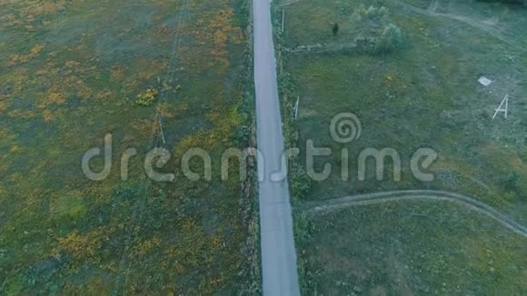 绿地之间的道路鸟瞰图视频的预览图