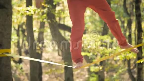 一个留着运动服胡须的懒汉走在休闲线上年龄阶段体育活动的概念视频的预览图