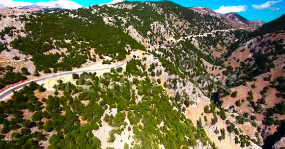 在高山峡谷上空飞行视频的预览图