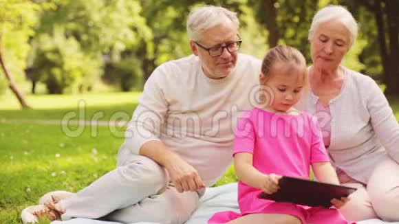 祖父母和孙女带平板电脑视频的预览图