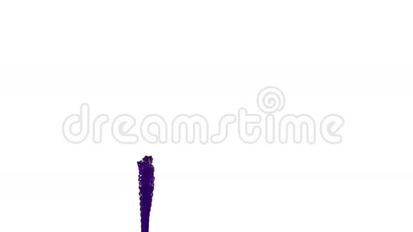 紫色液体喷泉如果汁在白色背景与阿尔法冰铜使用它像阿尔法通道版本5视频的预览图