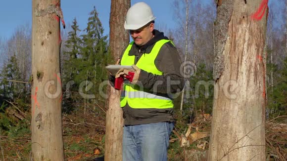 快乐森林工程师与平板电脑附近的树木视频的预览图