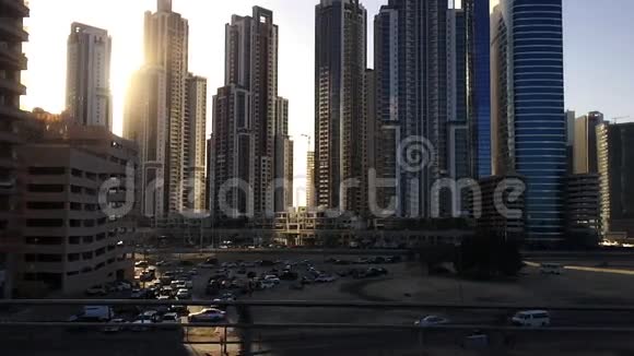 阿拉伯联合酋长国迪拜现代城市建筑跟踪拍摄视频的预览图