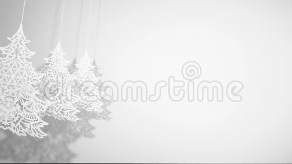 三个动画圣诞树纸装饰摆动白色背景空间文字视频的预览图