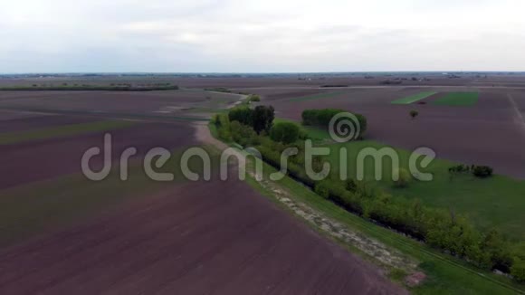 农业用地之上的日落视频的预览图