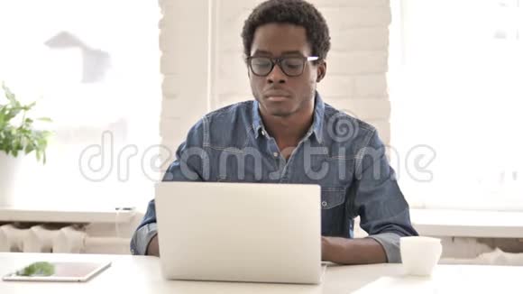 在笔记本电脑上工作的非洲男人视频的预览图