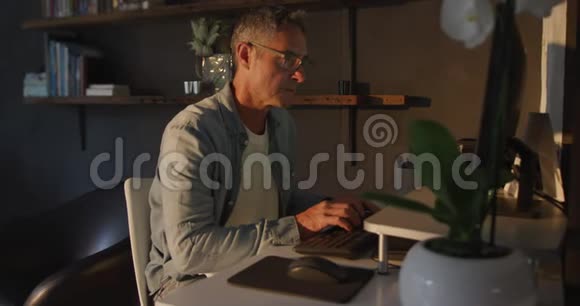 男人晚上在家用电脑视频的预览图