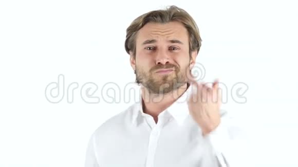 愤怒的男人在白色背景下展示中指视频的预览图