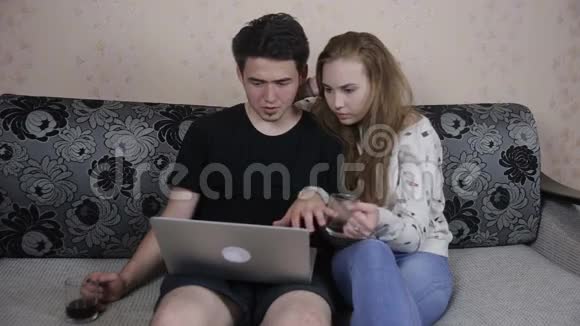 家里用电脑的情侣家庭技术理念视频的预览图