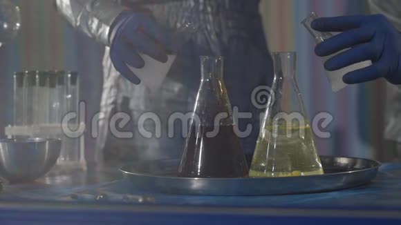 这位科学家和他的助手在地下实验室进行化学实验慢动作视频的预览图