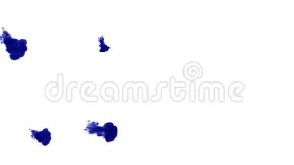 大量的孤立的蓝色墨水注入蓝色大量流动的孤立蓝墨注入水中的颜色扭曲视频的预览图