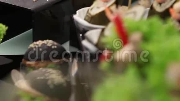 宴会桌上有中国菜面包卷鱼生鱼片2018年新年满桌美食全景圣诞节婚礼视频的预览图