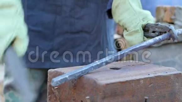 年轻的铁匠是做金属的工匠村里私人铁匠的高地人慢动作视频的预览图